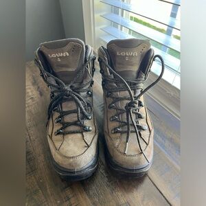Women’s Lowa hiking boots size 7.5 narrow
